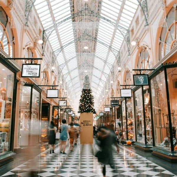 Le grand retour du magasin physique et l’évolution des stratégies omnicanales : comment le retail s’adapte en 2025