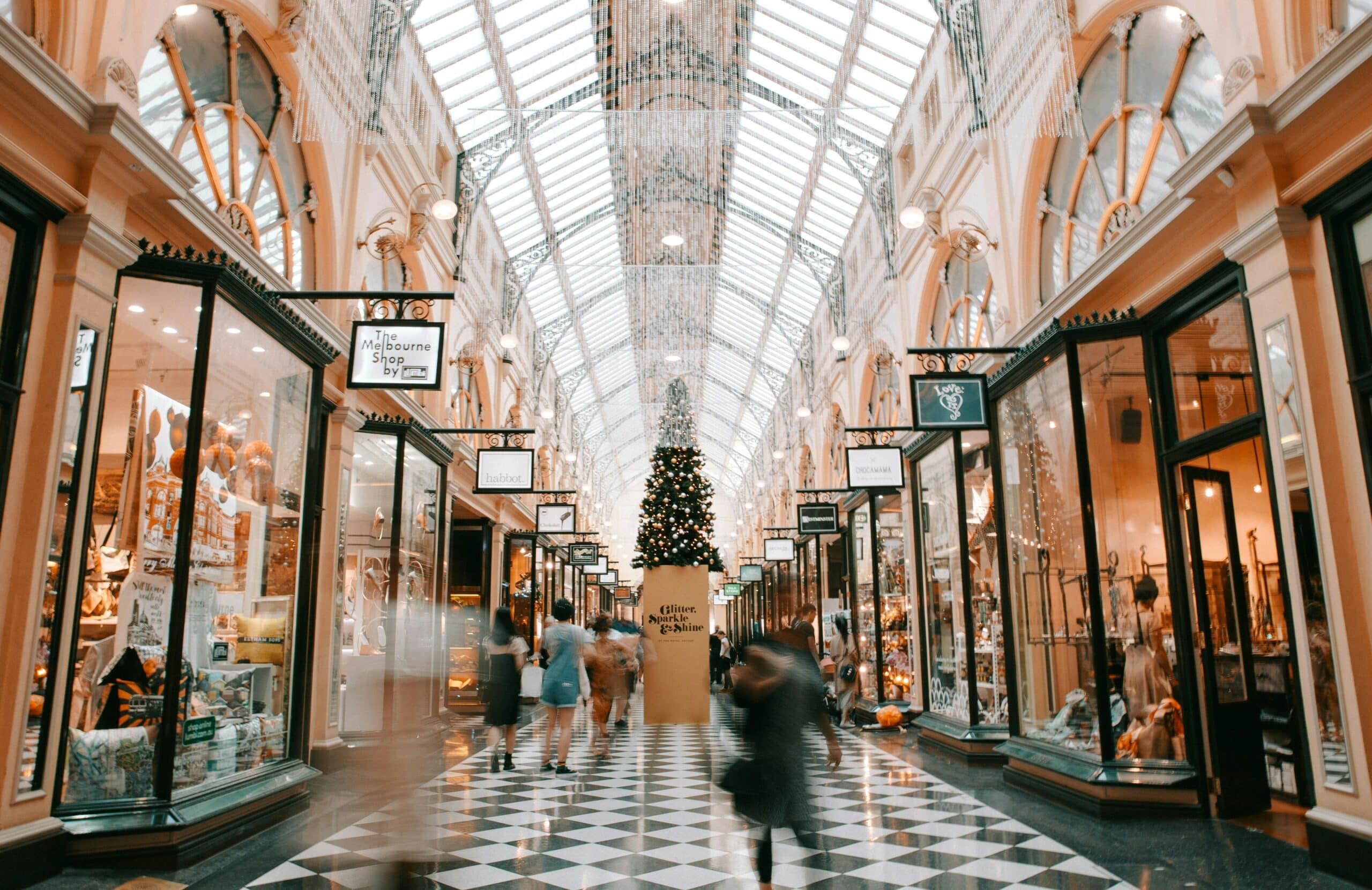 Le grand retour du magasin physique et l’évolution des stratégies omnicanales : comment le retail s’adapte en 2025
